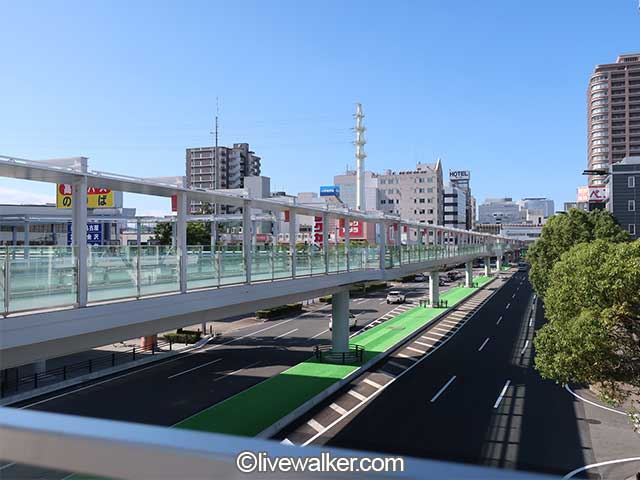 駅と劇場をむすぶペデストリアンデッキ